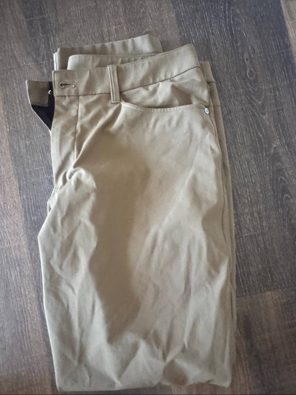 Men's Lululemon Tailored Chino Pants in Khaki - Versatile Everyday Wear